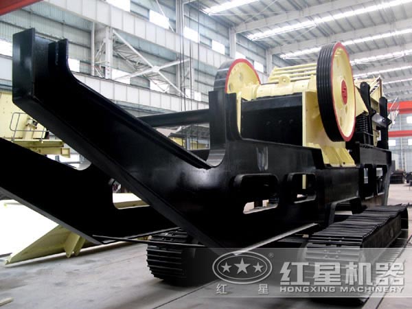 不同角度下的履帶式移動破碎機(jī)