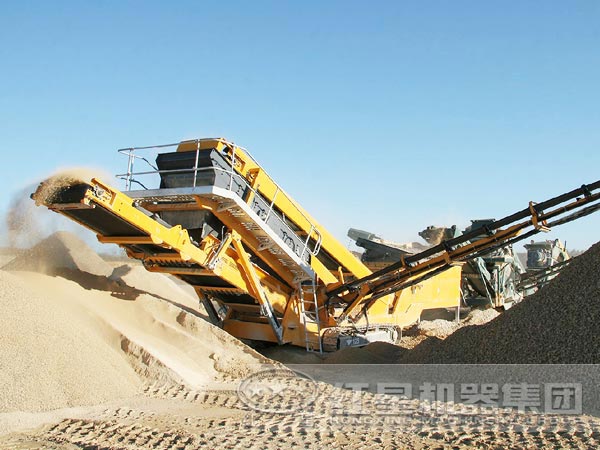 履帶移動式破碎機工作現場