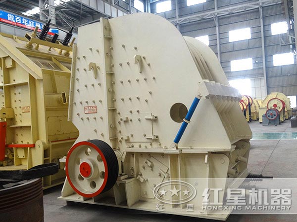 大型石料破碎設備側面