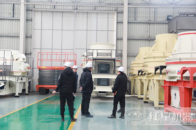 客戶來廠考察石英砂加工設(shè)備