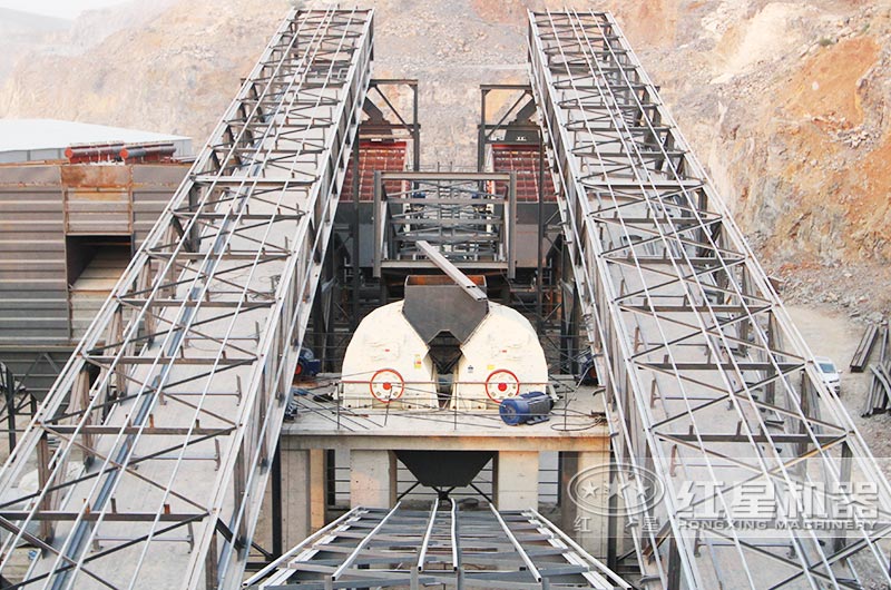 錘式破碎機破碎水泥現場實拍