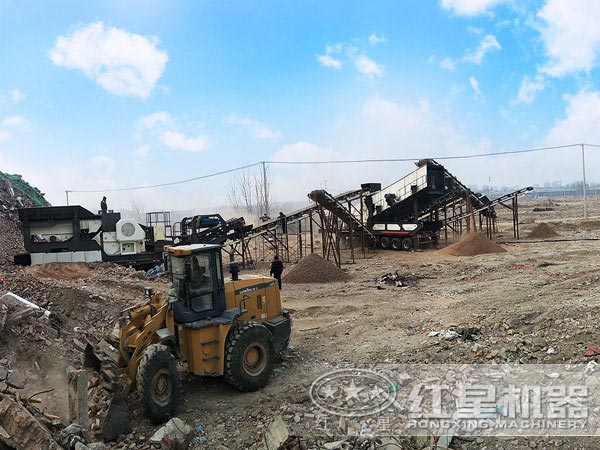 車載流動磕石機破碎現場 車載流動磕石機破碎現場