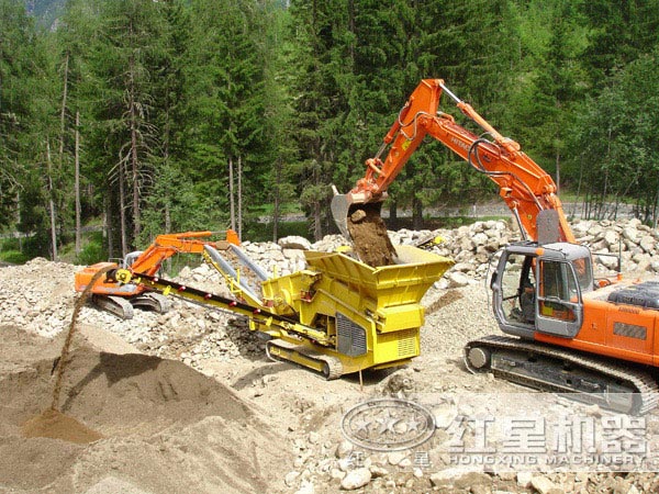 汽車移動碎石機處理建筑垃圾現場