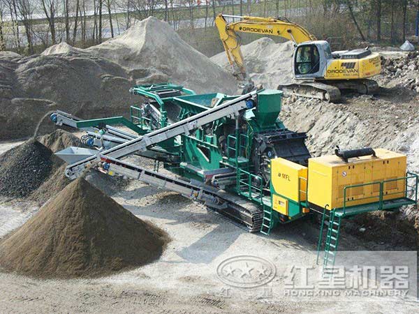 青石移動破碎站生產現(xiàn)場圖 青石移動破碎站生產現(xiàn)場圖