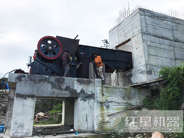 石膏顎式破碎機現(xiàn)場圖 石膏顎式破碎機現(xiàn)場圖