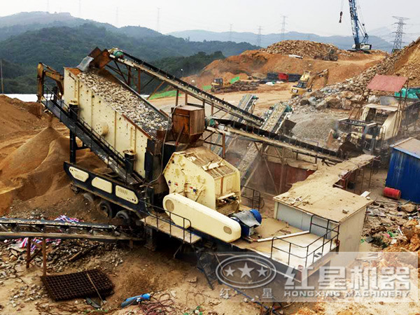 車載流動石頭碎石機破碎現(xiàn)場 車載流動石頭碎石機破碎現(xiàn)場