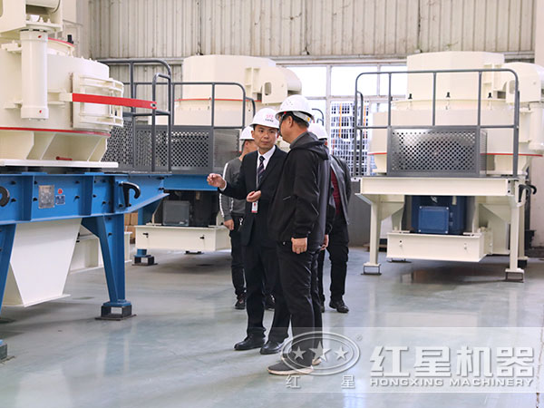 客戶(hù)參觀(guān)硅石制砂機(jī)