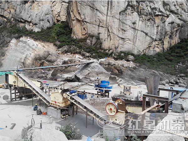 日產一千噸的石頭制砂現場