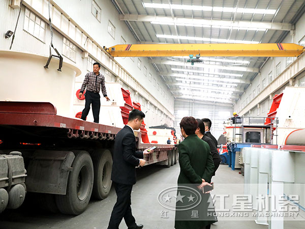 紅星技術(shù)人員帶用戶參觀生產(chǎn)車(chē)間 紅星技術(shù)人員帶用戶參觀生產(chǎn)車(chē)間