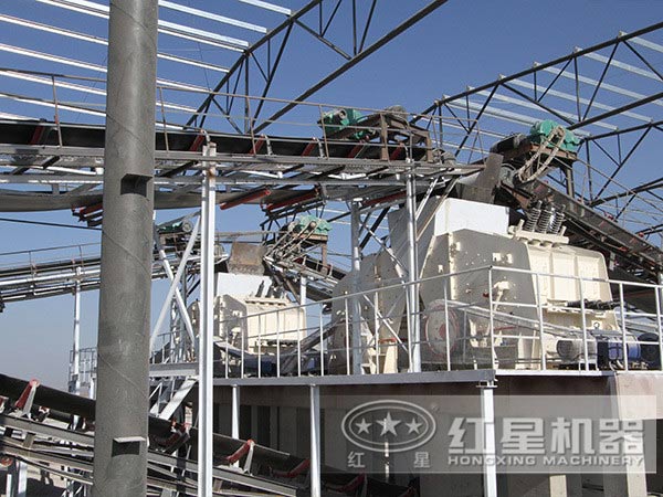 河北沙河大型反擊式粉碎機作業現場