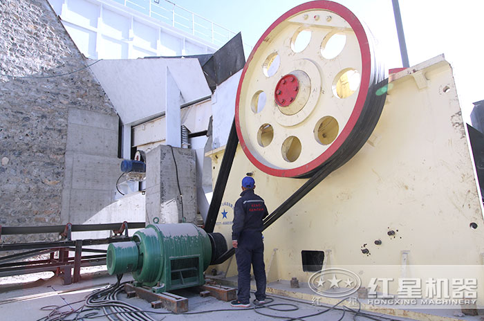 紅星售后人員上門檢查設備運作情況