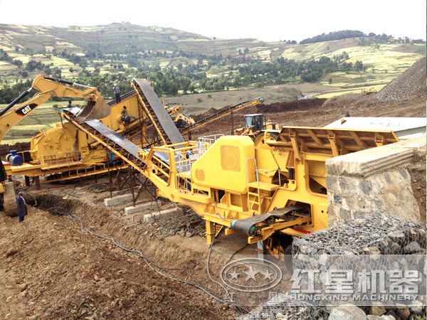 輪式流動砂石破碎機作業(yè)現(xiàn)場