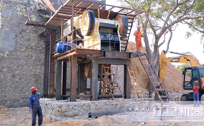 青石固定式破碎機安裝現場 青石固定式破碎機安裝現場