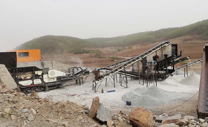 青石移動石子碎石機現場作業圖