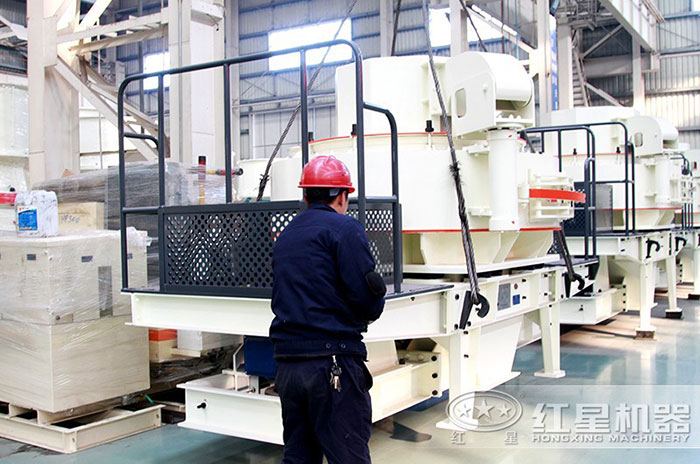 工作人員檢修山石制砂機 工作人員檢修山石制砂機