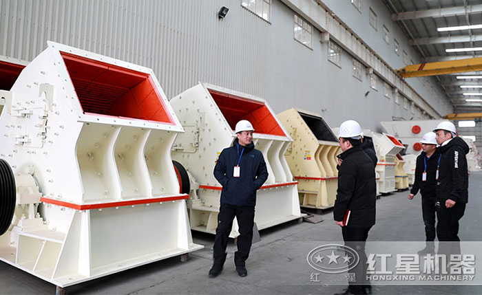 客戶(hù)來(lái)廠咨詢(xún)新型號(hào)石灰石錘式破碎機(jī)