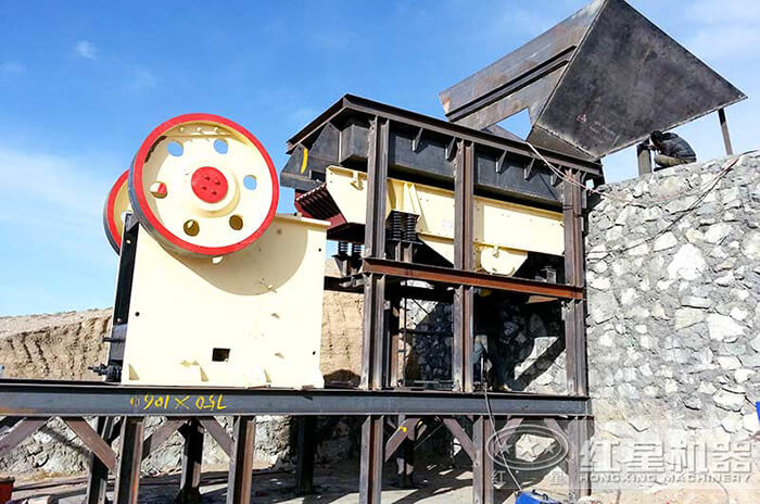 顎式破碎機現場作業圖