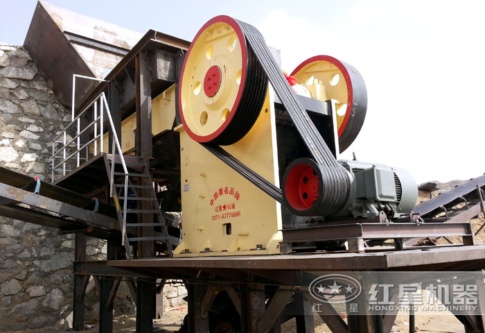 小型顎式咬石機工作現(xiàn)場