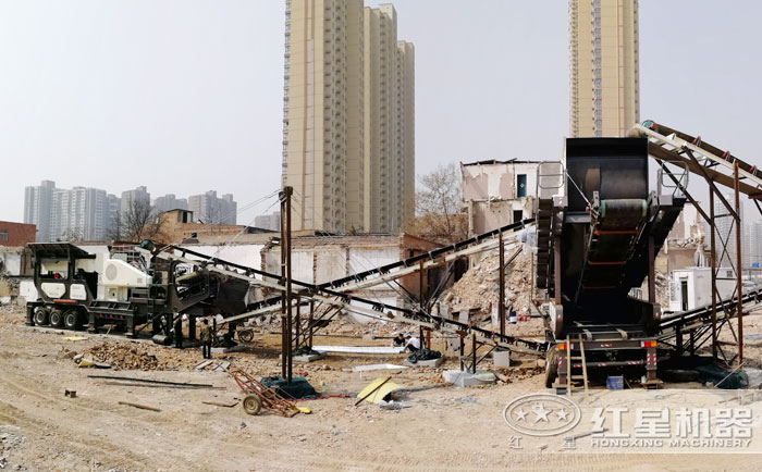 輪胎式移動破碎站現(xiàn)場 輪胎式移動破碎站現(xiàn)場