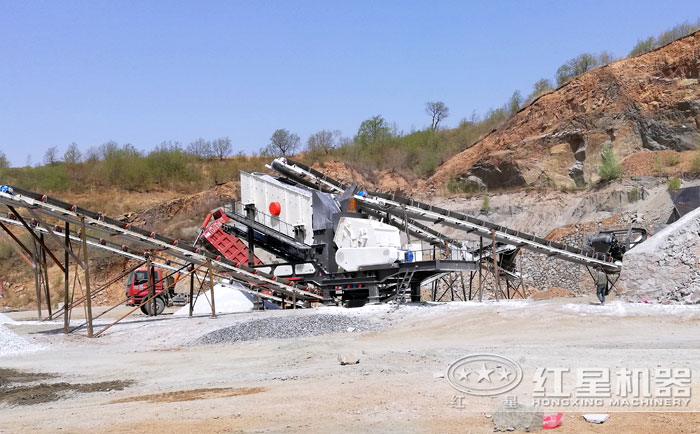 移動(dòng)破碎站生產(chǎn)現(xiàn)場(chǎng)