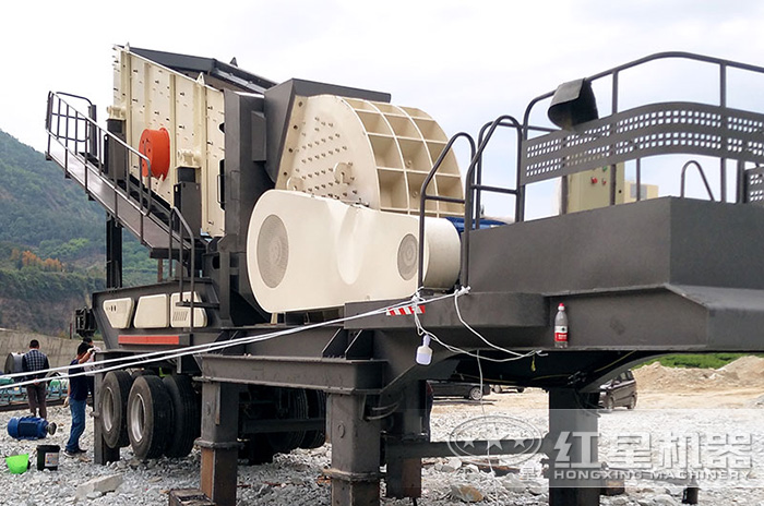 移動(dòng)錘式破碎機(jī)客戶現(xiàn)場