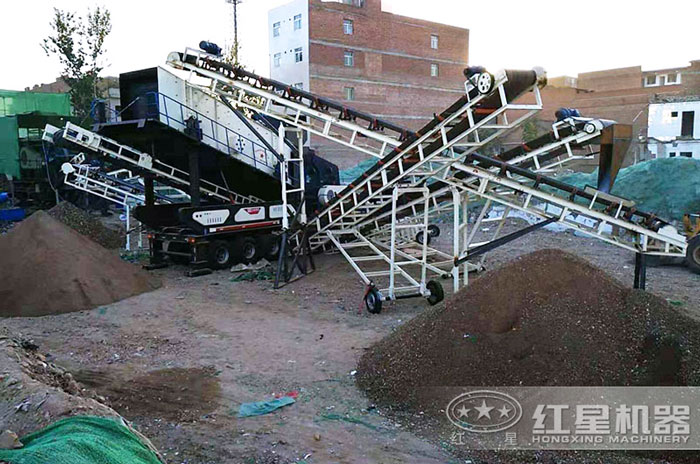 移動(dòng)式破碎生產(chǎn)線作業(yè)現(xiàn)場