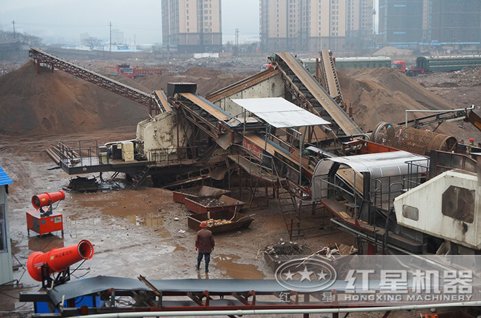 不擾民無污染的移動石子破碎機(jī)作業(yè)現(xiàn)場 不擾民無污染的移動石子破碎機(jī)作業(yè)現(xiàn)場