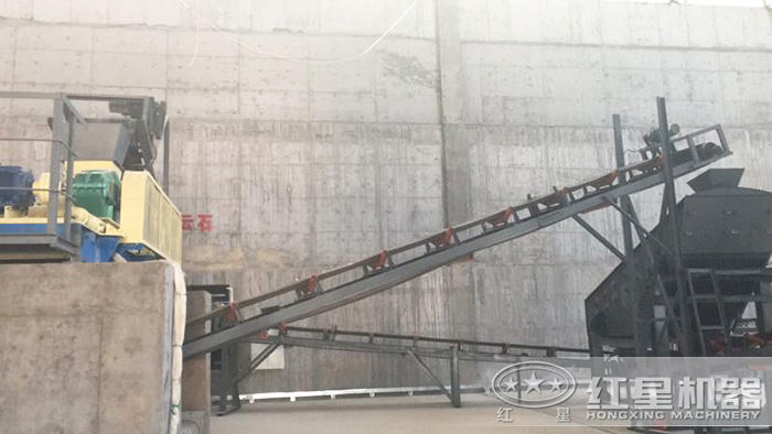 紅星對輥式碎石機室內作業現場 紅星對輥式碎石機室內作業現場