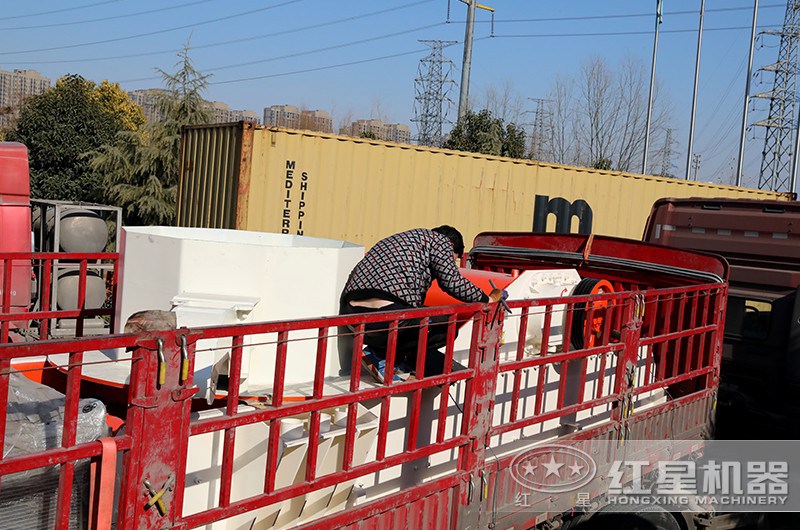 紅星機器石頭制砂機現場發貨