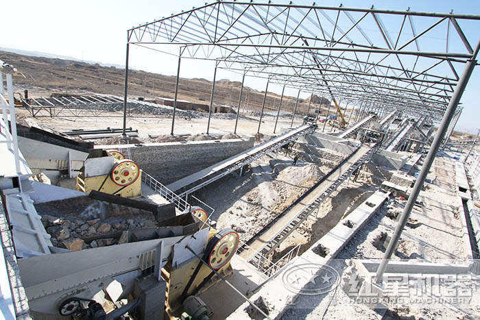 紅星日產2000噸大型打石機作業現場 紅星日產2000噸大型打石機作業現場