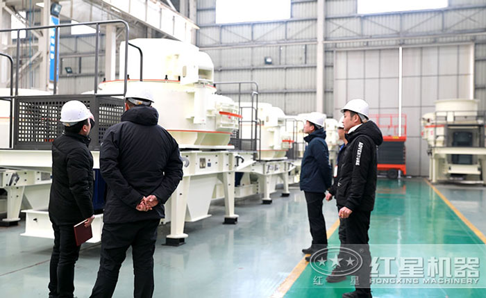 客戶到紅星機器廠區參觀河石制砂機 客戶到紅星機器廠區參觀河石制砂機