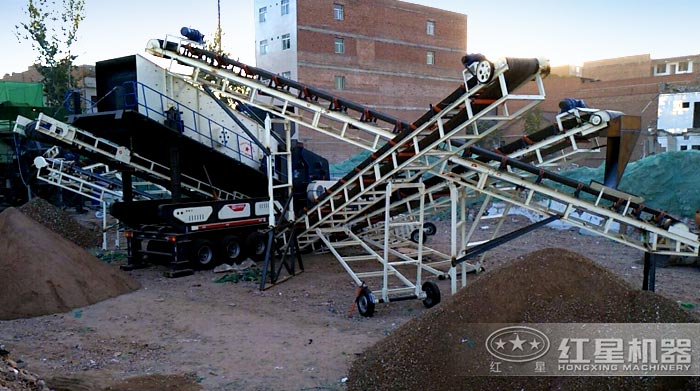 客戶的移動建筑垃圾粉碎機施工現場