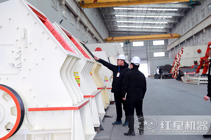 客戶來紅星廠區多面了解大型號錘破機