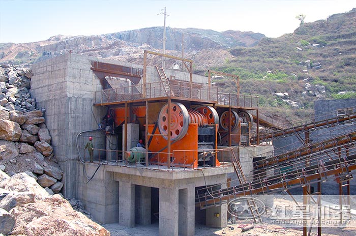 時產100噸小型石頭粉碎機作業(yè)現(xiàn)場 時產100噸小型石頭粉碎機作業(yè)現(xiàn)場
