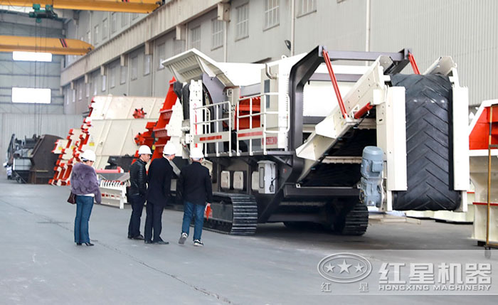 客戶到廠參觀履帶式鄂破移動(dòng)破碎機(jī) 客戶到廠參觀履帶式鄂破移動(dòng)破碎機(jī)