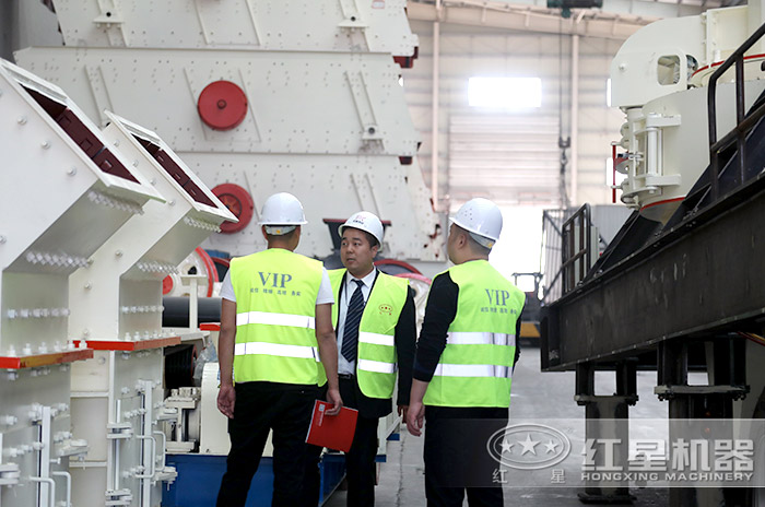 技術經理全程陪護客戶了解設備