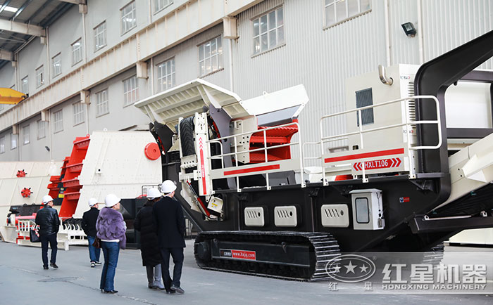 客戶到紅星廠區(qū)參觀移動沙石粉碎機(jī)