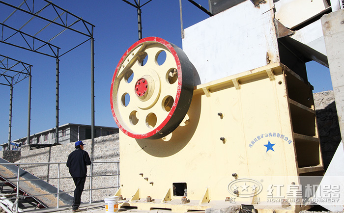 可以時產1000噸的碎石機加工現場