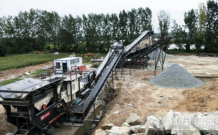 武漢客戶的流動顎式破碎機現(xiàn)場作業(yè) 武漢客戶的流動顎式破碎機現(xiàn)場作業(yè)