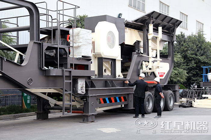 客戶到廠參觀，專業(yè)技術(shù)人員現(xiàn)場介紹設(shè)備