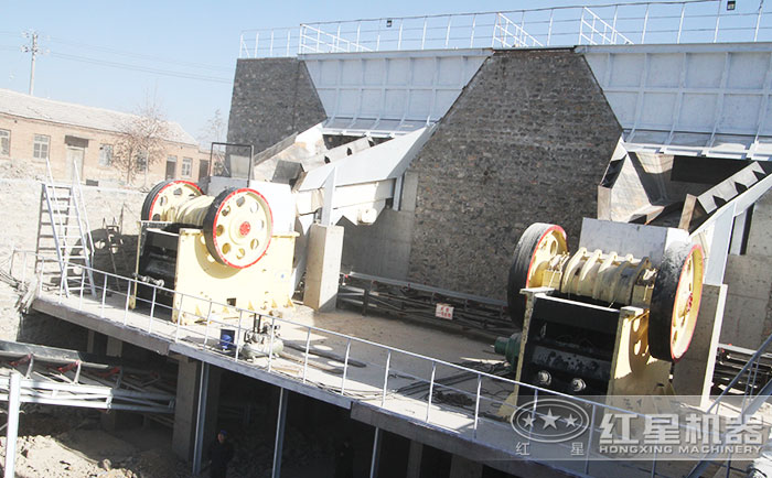 可以“打頭陣”的顎式破碎機(jī)設(shè)備加工現(xiàn)場 可以“打頭陣”的顎式破碎機(jī)設(shè)備加工現(xiàn)場