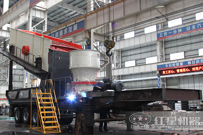 紅星技術工程師為用戶定制移動式碎石機（配置圓錐破）