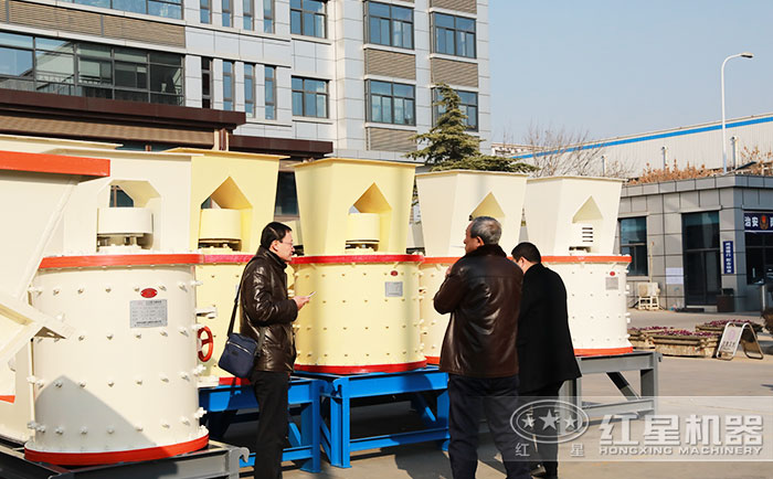 客戶到紅星機器廠區參觀小型復合式破碎機