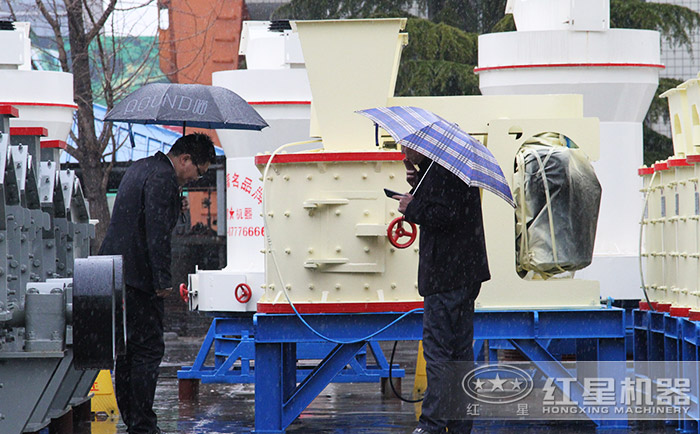 客戶到廠區參觀復合式制砂機 客戶到廠區參觀復合式制砂機