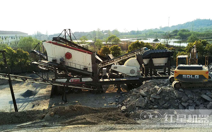 單臺(tái)移動(dòng)錘式破碎機(jī)刻石子加工現(xiàn)場(chǎng) 單臺(tái)移動(dòng)錘式破碎機(jī)刻石子加工現(xiàn)場(chǎng)