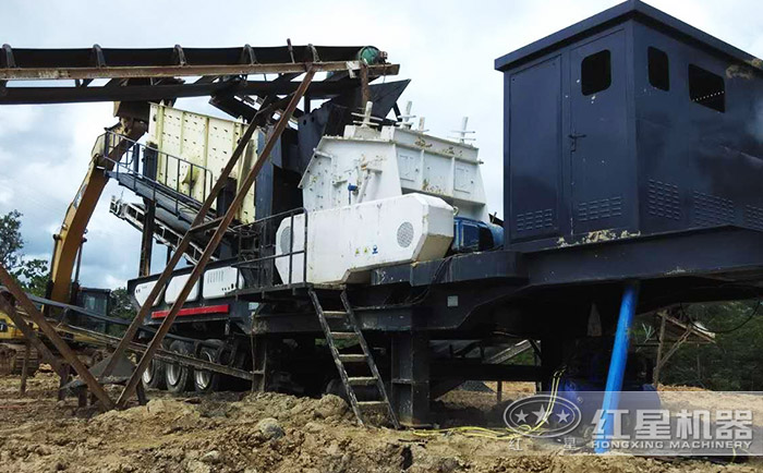反擊式移動(dòng)石子機(jī)械加工現(xiàn)場(chǎng) 反擊式移動(dòng)石子機(jī)械加工現(xiàn)場(chǎng)