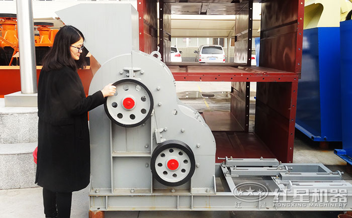 客戶到紅星機器廠家參觀考察雙級破碎機 