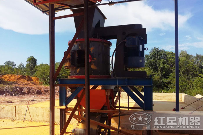 復(fù)合式破碎機(jī)現(xiàn)場(chǎng)作業(yè) 復(fù)合式破碎機(jī)現(xiàn)場(chǎng)作業(yè)