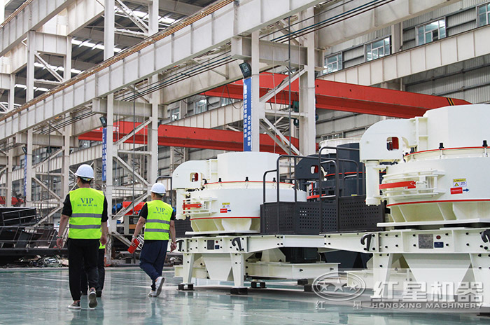 客戶到紅星機器廠區(qū)參觀考察設(shè)備-制沙設(shè)備車間 客戶到紅星機器廠區(qū)參觀考察設(shè)備-制沙設(shè)備車間