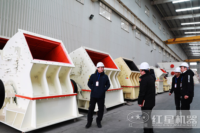 客戶到紅星機器廠區(qū)參觀考察錘式制砂機設(shè)備